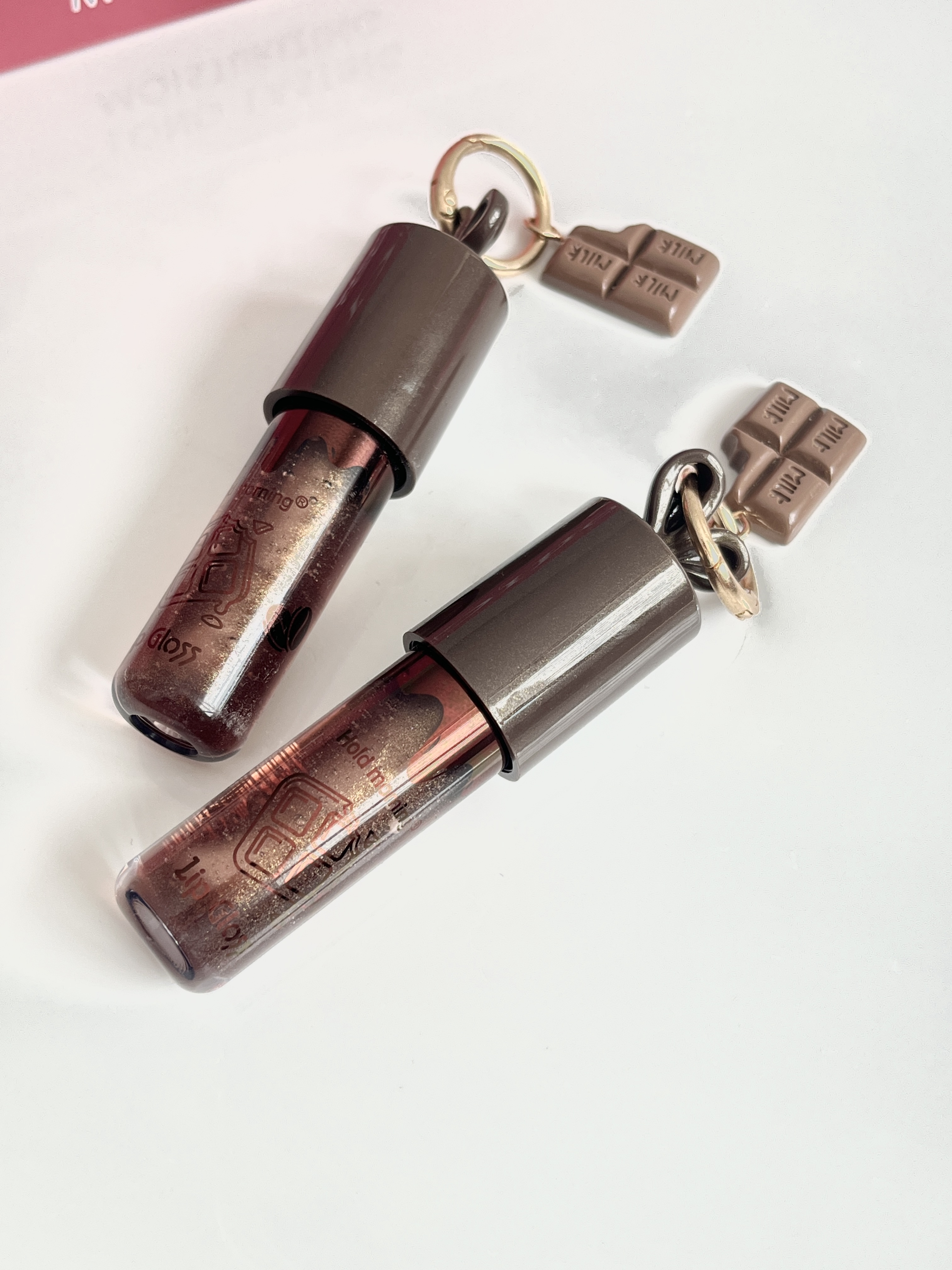 لیپگلاس شکلاتی آویز دار